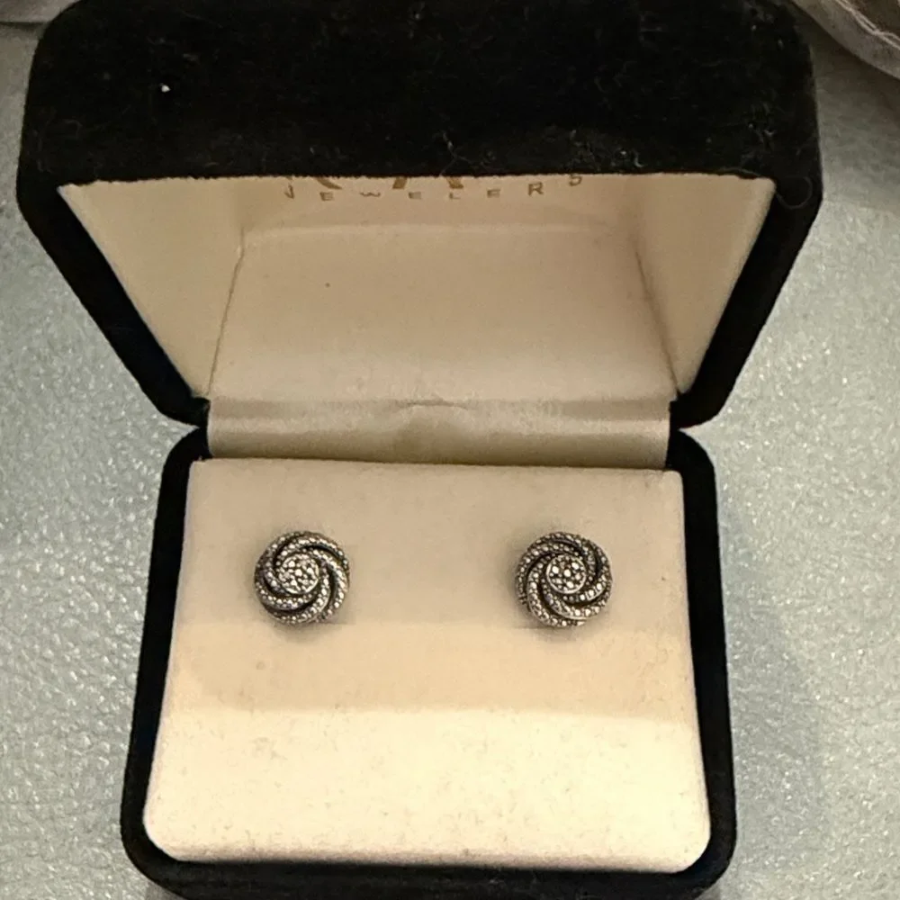 BEAUTIFUL NEW Kay Jewelers Sterling Silver 925 diamond stud earrings